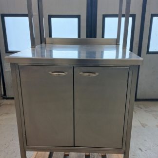Metallinen taso kaapilla 93 × 80 × 142 cm