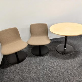 Pöytä ja tuolit