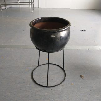 Kukkaruukku jalustalla