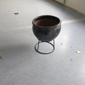 Kukkaruukku jalustalla