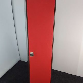 Metallinen vaatekaappi