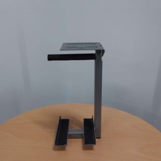 Tietokoneen keskusyksikön teline