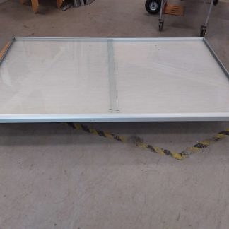 Ilmoitustaulu lasilla 7 × 203 × 122 cm