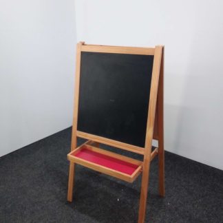 Liitutaulu telineellä