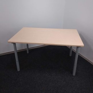 Pöytä 85 × 130 × 72 cm